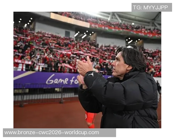 街头足球热潮涌动采访球迷畅谈对比赛的热爱与期待