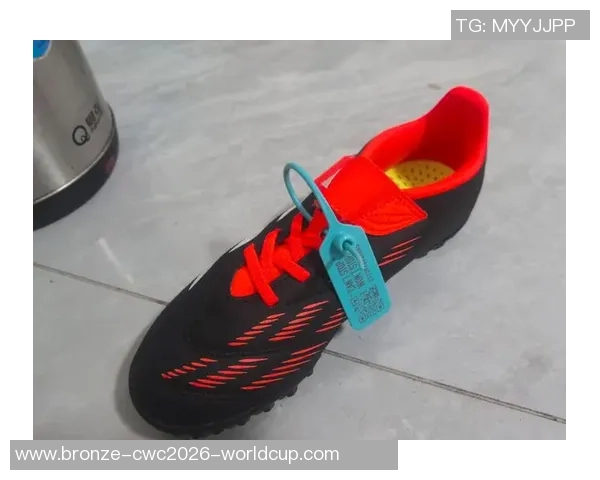 足球鞋与布鞋的完美结合探索运动与休闲的时尚新选择